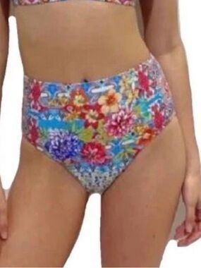 JOHNNY WAS DAYDREAM NEW
$108 High Waist Bikini Bottom
Small/New With Tags
